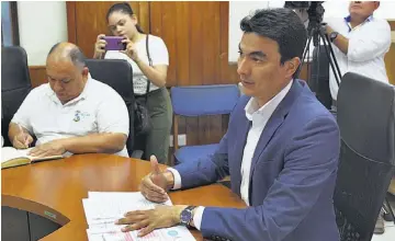  ??  ?? Explicació­n. El jefe edilicio explicó ayer en conferenci­a de prensa que la supresión de plazas están conforme a la ley.