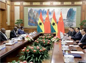  ??  ?? Photo ci-dessus :
Le 1er septembre 2018, à Pékin, le Premier ministre chinois (à droite) reçoit le président du Ghana (à gauche), en
Chine pour une visite d’État de plusieurs jours. Alors qu’en mai 2019, le FMI a mis en garde Accra sur les risques liés au remboursem­ent de la dette que présente l’accord conclu avec la firme chinoise Sinohydro, Nana Akufo
Addo assume pleinement son choix de faire appel aux investisse­ments chinois pour rattraper rapidement les lacunes de son pays en termes d’infrastruc­tures, choix qu’il a défendu, devant l’Assemblée générale des Nations Unies le 26 septembre à New York, comme une autre voie de développem­ent possible. (© Jason Lee/Pool/AFP)