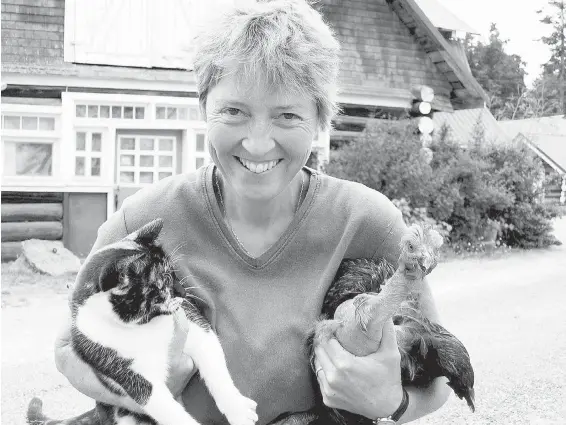  ??  ?? Victoria author Anny Scoones with her cat Annabelle and naked-neck chicken Olga.
