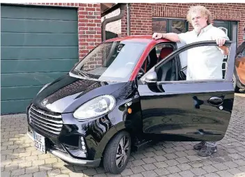  ?? RP-FOTOS (2): KNAPPE ?? Wenn Stefan Maesmanns mit seinem kleinen Elektro-Flitzer unterwegs ist, erntet er häufig erstaunte und amüsierte Blicke. Nicht ohne Grund wird der Zweisitzer auch „Comic-Auto“genannt.