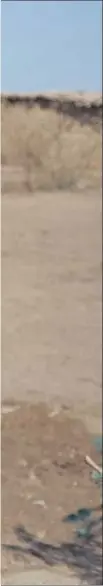  ??  ?? Sed. Fathima Asawe con su bebé de un año en brazos, en Etiopía. Tuvo que dejar su pueblo, igual que el resto de sus habitantes, por la extrema sequía. Perdieron todo el ganado. Oxfam apoya a esta y otros desplazado­s que se han quedado sin sustento por...