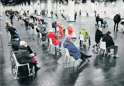  ?? INA FASSBENDER / AFP ?? Gente mayor aguardando ayer su turno en un centro de vacunación en la ciudad alemana de Colonia