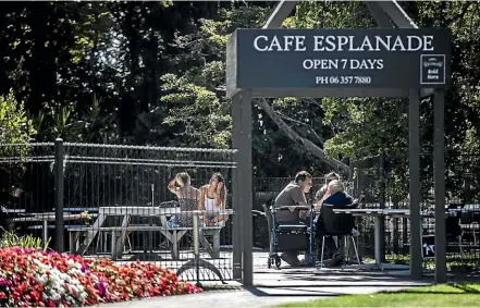  ?? DAVID UNWIN/STUFF ?? Cafe Esplanade’s exclusive rights to provide food and drinks at the park could be reviewed.