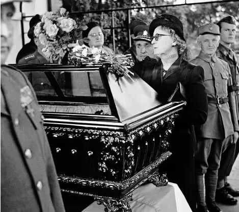  ?? 5x foto: ČTK ?? Na pohřbu Hana Benešová se v Sezimově Ústí naposledy loučí se svým manželem.