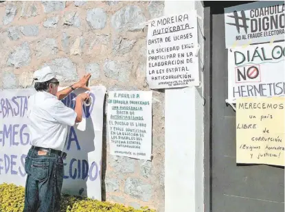  ?? MANUEL GUADARRAMA ?? Laguneros se manifestar­on frente a la casa de gobierno para protestar contra el Sistema Anticorrup­ción.