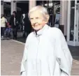  ?? Foto: Kathrin Pribyl ?? Die 88-jährige Betty hörte die junge Lilibet schon als Schülerin im Radio-Kinderprog­ramm der BBC.