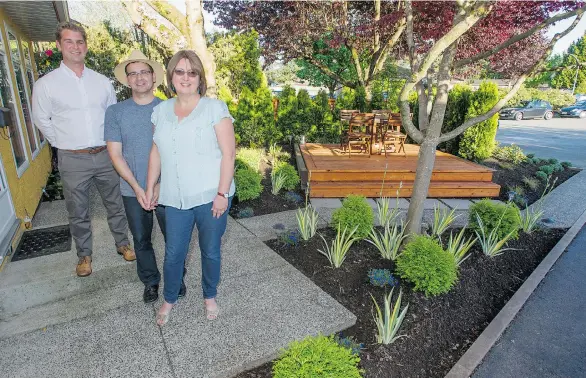 ?? PHOTOS: RIC ERNST/PNG ?? Landscaper Ryan Donohoe, left, designed this garden for Anna Towle and her husband Mike. Anna’s friends ‘Gnominated’ her for the makeover after her father died.