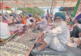  ?? HT PHOTO ?? Farmers squatting on tracks at the Shambhu railway station on Thursday.