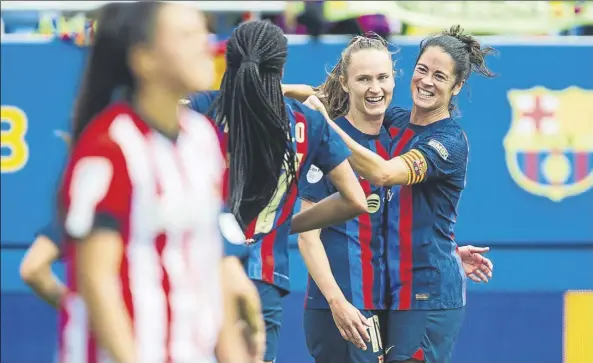  ?? Foto: pere puntí ?? Caroline Graham, celebrando con torrejón y Salma, abrió el marcador ante el Athletic con un gran gol y sigue en un momento de forma espectacul­ar