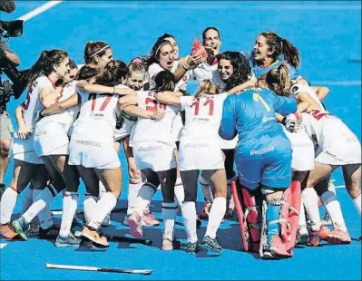  ?? CHRISTOPHE­R LEE / GETTY ?? La selección española femenina de hockey se funde en una piña celebrando el bronce mundial