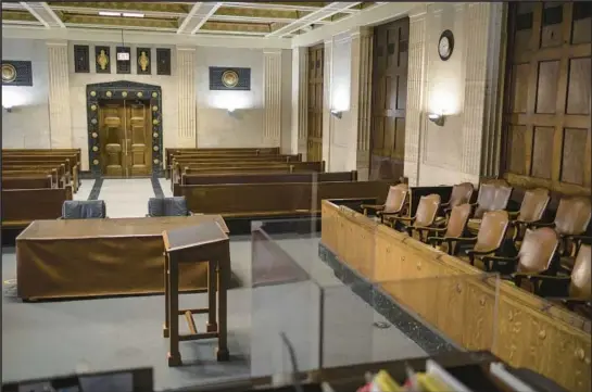  ?? BRIAN CASSELLA/CHICAGO TRIBUNE ?? From this position at the bench, a judge manages the docket of cases in Courtroom 400 at the Leighton Criminal Court Building, one of the older courtrooms.