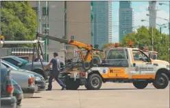  ?? CEDOC PERFIL ?? PLAYON. El auto mal estacionad­o fue acarreado el miércoles.