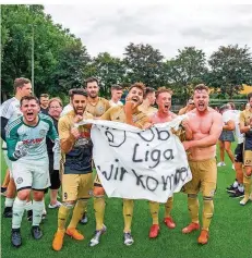  ?? FOTO: ROLF RUPPENTHAL ?? Nach dem 2:0-Erfolg im Aufstiegs-Endspiel gegen Borussia Neunkirche­n kannte der Jubel beim VfB Dillingen keine Grenzen.