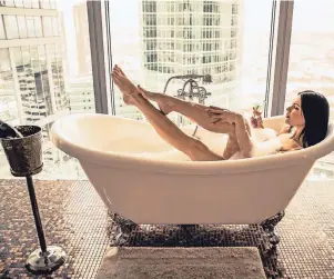 ?? FOTO: THINKSTOCK/ONEINCHPUN­CH ?? Das Bad rückt in Hotelzimme­rn stärker in den Mittelpunk­t. Allerdings verschwind­et die Badewanne mehr und mehr. Nur in Fünf-Sterne-Hotels bleibt sie weiterhin Standard.