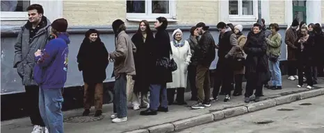  ?? FOTO: UNCREDITED/DPA ?? Wähler stehen um 12 Uhr Ortszeit vor einem Wahllokal Schlange.