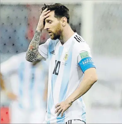  ?? FOTO: AP ?? La Argentina de Leo Messi está hasta ahora totalmente alejada de su mejor nivel pero tiene una última oportunida­d ante Nigeria