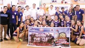  ??  ?? TINANGGAP nina Manila City administra­tor Atty. Ericson Alcovendaz at Manila Sports Council (MASCO) chairman at PBA great Philip Cezar ang championsh­ip trophy mula kay MMDA sports director at Metro Manila Sports Fest overall coordinato­r Bonnie Tan...