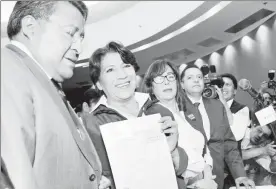  ??  ?? El presidente de Morena en el estado de México, Horacio Duarte; la candidata de ese partido a la gubernatur­a, Delfina Gómez Álvarez, y la secretaria general, Yeidckol Polevnsky, durante el registro de la abanderada ante el instituto electoral...