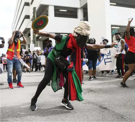  ?? MATIAS J. OCNER mocner@miamiheral­d.com ?? Jessica Phoenix, 37, dances outside of the Broward County Jail during a Juneteenth rally in Fort Lauderdale on June 19, 2020.