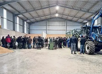  ?? ?? GATHERING TO LEARN: A good attendance at the Harbro open day at Thura Mains.