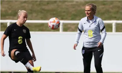  ?? Reuters Photograph: Carl Recine/Action Images/ ?? England’s Sarina Wiegman (right) says she want Beth Mead to ‘get settled with her situation’.