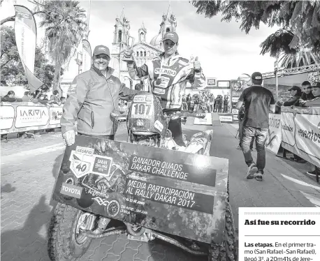  ?? FOTOS: GENTILEZA GUSTAVO GALLEGO ?? Tras la llegada, Gallego posa junto a su padre Luis, con el trofeo y el boleto al Dakar 2017.