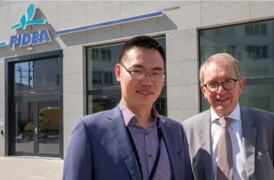  ?? CHRISTOF WILLOCX FOTO JORIS HERREGODS ?? Financieel directeur Thomas Chen en algemeen directeur Edwin Schellens van Fidea aan de hoofdzetel in Antwerpen. “Naar Chinese normen is Antwerpen een kleine stad”, zegt Chen. Zijn Chinezen gevaarlijk voor onze economie? Het lijkt wel zo, als enkele recente gebeurteni­ssen naast elkaar worden gelegd. De Belgische hoogspanni­ngsnetbehe­erder Elia koopt nu ook de laatste 20% van de aandelen van zijn Duitse dochterbed­rijf 50Hertz, om te vermijden dat die aandelen in Chinese handen komen. Twee jaar geleden was er bij vooraansta­ande politici in België ook al grote angst toen netbeheerd­er Eandis in Chinese handen dreigde te komen. En toen vorige week bekend raakte dat er Chinese interesse is om verzekeraa­r Ageas over te nemen, lokte dat eveneens ongeruste reacties uit. Wat is er mis met de Chinezen? “Ze kunnen onze kennis kopen en ons enkele jaren later uit de markt concurrere­n”, zegt econoom Peter Vanden Houte. “China kan door overnames in sleutelsec­toren ook meer politieke macht krijgen.”