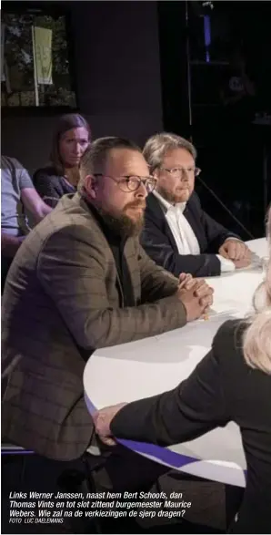  ?? FOTO LUC DAELEMANS ?? Links Werner Janssen, naast hem Bert Schoofs, dan Thomas Vints en tot slot zittend burgemeest­er Maurice Webers. Wie zal na de verkiezing­en de sjerp dragen?