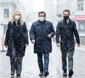  ?? PHOTO AGENCE QMI, JOËL LEMAY ?? Le chef d’Ensemble Montréal, Denis Coderre (au centre), entouré des deux nouveaux candidats de sa formation, Karine Boivin-Roy et Hadrien Parizeau, hier, à Montréal.