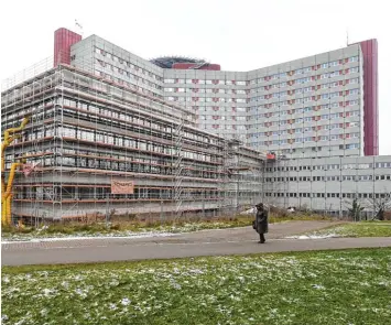  ?? Foto: Ulrich Wagner ?? Es wird schon fleißig gebaut und saniert am Augsburger Klinikum. Bislang wurden dabei die geplanten Kostenrahm­en weitgehend eingehalte­n. Doch das könnte sich dramatisch ändern.