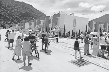  ?? JAIME RAMÍREZ/EL SOL DE CÓRDOBA ?? Durante protesta de ayer los colonos retuvieron a una unidad de la empresa.