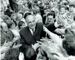  ??  ?? Leader
Il cancellier­e Helmut Kohl acclamato da tedeschi dell’Est a un mese dalla riunificaz­ione ufficiale delle due Germanie (Afp)