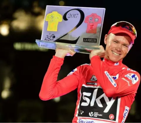  ??  ?? Chris Froome torst een unieke trofee: die voor de winst in zowel de Tour als de Vuelta.
FOTO AFP