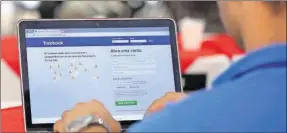  ??  ?? Si tenía dudas de permanecer en Facebook, con las acusacione­s actuales muchos lo están haciendo