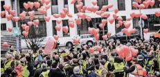  ?? RP-FOTO: ANDREAS BRETZ ?? Die aufgebrach­ten Mitarbeite­r der Fluggesell­schaft Air Berlin demonstrie­ren vor dem Landtag.