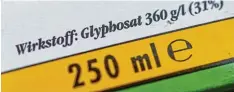  ?? Symbolfoto: Patrick Pleul, dpa ?? Das Pflanzensc­hutzmittel Glyphosat ist umstritten. Für Landwirte allerdings ist es eine bewährte Chemikalie.