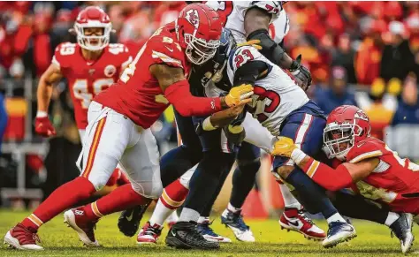  ?? David Eulitt / Getty Images ?? Carlos Hyde es detenido por Terrell Suggs y Damien Wilson durante el juego que los Texans perdieron ante los Chiefs en los últimos playoffs de la NFL, el 12 de enero de 2020, en el Arrowhead Stadium de Missouri.