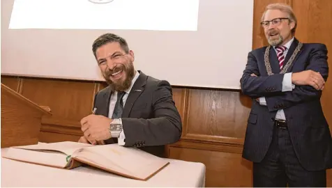  ?? Foto: Bernd Feil/MIS ?? Das erste Autogramm des Olympiahel­den bekam die Stadt Mindelheim: Patrick Reimer, der mit der deutschen Eishockey Nationalma­nnschaft im Februar die Silbermeda­ille bei den Olympische­n Spielen gewonnen hatte, trug sich ins Goldene Buch der Stadt ein....