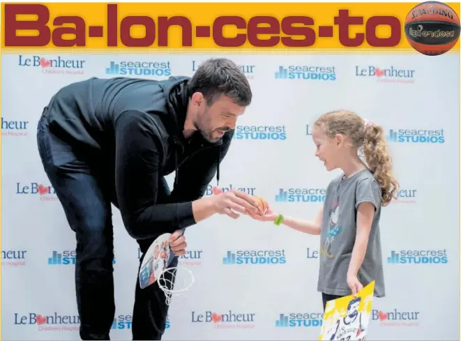  ?? ?? Marc Gasol da una pelota a un niña en el hospital infantil ‘Le Bonheur Children’s’ de Memphis.