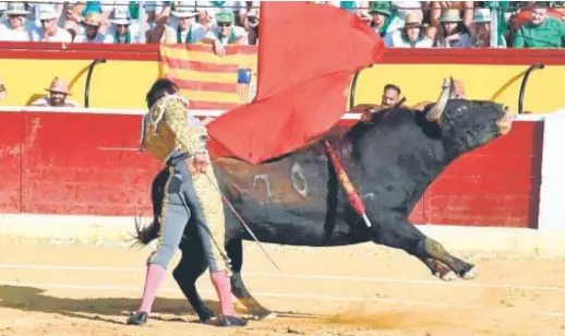  ?? // TAUROEMOCI­ÓN ?? Joselito Adame, en un pase de pecho al gran segundo, Cebollino de nombre