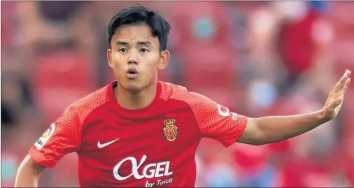  ??  ?? Takefusa Kubo jugando con el Mallorca en Son Moix. Ya vistió la camiseta del conjunto bermellón durante la temporada 2019-2020.