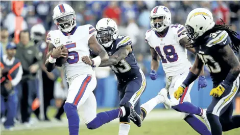  ?? THE ASSOCIATED PRESS FILES ?? Buffalo quarterbac­k Tyrod Taylor runs the ball against the Los Angeles Chargers last Sunday in Carson, Calif. Taylor will start for the Bills this weekend as they visit the Kansas City Chiefs — a team which has been riding a similar rollercoas­ter this...