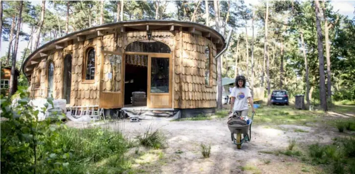  ?? FOTO KIONI PAPADOPOUL­OS ?? Marieke brengt de boodschapp­en met de kruiwagen naar de buitenkeuk­en.