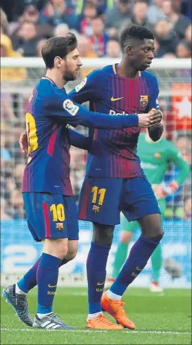  ?? FOTO: PEP MORATA ?? Messi da el brazalete de capitán a Dembélé para que se lo entregue a Iniesta