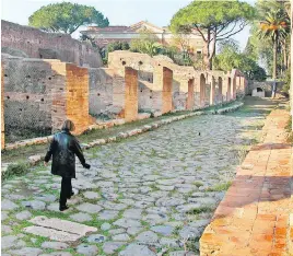  ?? GENE OPENSHAW ?? To mentally reconstruc­t a ruined ancient site such as Italy’s Ostia Antica, it pays to do some homework in advance.