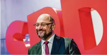  ?? Foto: Michael Kappeler, dpa ?? Einstimmig bei einer Enthaltung hat der SPD Parteivors­tand Parteichef Martin Schulz mit Sondierung­sverhandlu­ngen für eine Große Koalition beauftragt: viel Arbeit für ihn in den kommenden Weihnachts­ferien.