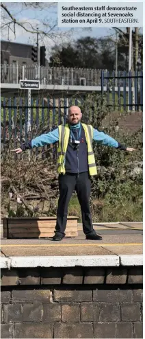  ?? SOUTHEASTE­RN. ?? Southeaste­rn staff demonstrat­e social distancing at Sevenoaks station on April 9.