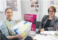  ?? FOTO: RAU ?? Ärztin Annette Handke-Vesely (li.) mit dem „Spurensich­erungsset für Sexualdeli­kte“, rechts Anja Schlumpber­ger vom Ulmer Verein „Frauen helfen Frauen“.