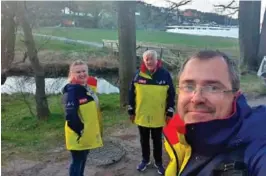  ?? FOTO: INNSENDT BILDE ?? NATTERAVNE­R: Hilde B. Wallentins­en, Arne Sandberg og Herman Garshol foreviget på en runde kvelden før 1. mai.