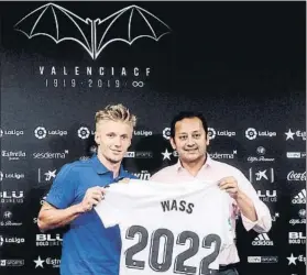  ?? FOTO: EFE ?? Daniel Wass, con el presidente Anil Murthy, ayer durante su presentaci­ón en Mestalla